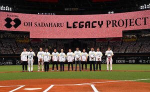 ソフトバンク対日本ハム　｢OH SADAHARU LEGACY DAY｣イベントで背番号89のユニホームを着て記念撮影する、左から内川聖一氏、小久保裕紀監督、デニス･サファテ氏、工藤公康氏、城島健司CBO、王貞治球団会長兼特別チームアドバイザー、井口資仁氏、秋山幸二氏、和田毅球団統括本部付アドバイザー、藤本博史氏、摂津正氏、柳田悠岐(撮影･岩下翔太)