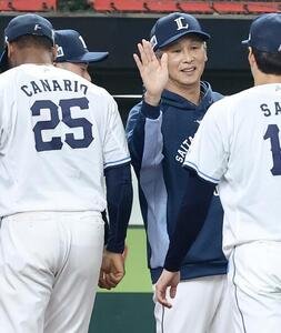 西武対オリックス　オリックスに勝利しナインを迎える西口文也監督(撮影･河田真司)＝2026年5月24日