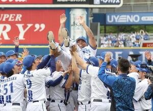 DeNA対ヤクルト　試合後、ナインに胴上げされるビシエド(撮影･黒川智章)＝2026年5月24日