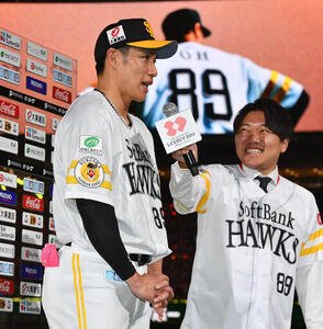 ソフトバンク対日本ハム　笑顔でヒーローインタビューを受けるソフトバンク柳田悠岐(撮影･岩下翔太)