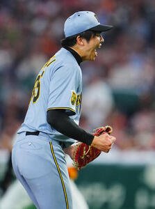 巨人対阪神　6回裏巨人2死一、三塁、ボビー･ダルベックを空振り三振に仕留め雄たけびをあげる才木浩人(撮影･垰建太)