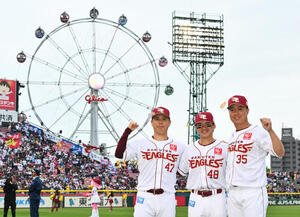 楽天対ロッテ　ヒーローインタビューを終え記念撮影する楽天の、左から藤井聖、平良竜哉、渡辺佳明(撮影･滝沢徹郎)　