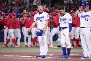 中日対広島　試合終了後、整列しあいさつをする井上一樹監督(手前左)ら中日ナイン(撮影･森本幸一)