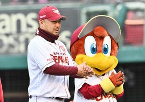 楽天対ロッテ　試合に勝利しあいさつする楽天三木肇監督(撮影･滝沢徹郎)　