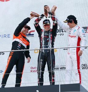 スーパーフォーミュラ第5戦を制したNTT docomo Business ROOKIEの福住仁嶺(中央)は、2位のTEAM MUGEN AUTOBACSの岩佐歩夢(左)、3位のDOCOMO TEAM DANDELION RACINGの太田格之進にシャンパンを浴びせられ、自らも頭から注いで嬉しさを表す(撮影･宮崎幸一)