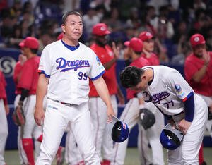 中日対広島　試合終了、整列しあいさつをする井上一樹監督(手前･左)ら中日ナイン(撮影･森本幸一)