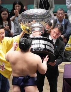 優勝決定戦を制した若隆景(手前)に内閣総理大臣杯を授与する尾崎正直内閣官房副長官(撮影･小沢裕)