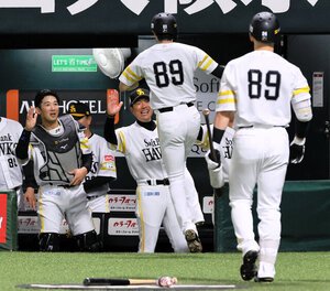 ｢89｣の背番号をつけてプレーするソフトバンクの選手たち＝小宮路勝撮影