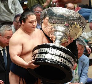 内閣総理大臣杯を授与される若隆景(撮影･中島郁夫)