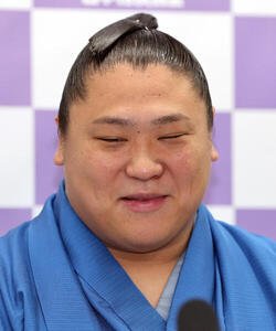 優勝から一夜明け、会見する若隆景(撮影･野上伸悟)