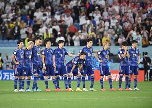 2022年のサッカーワールドカップカタール大会、決勝トーナメント1回戦のクロアチア戦。PK戦で相手のキックを見守る日本代表の選手たち