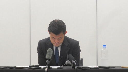 記者会見の冒頭で頭を下げて謝罪する元世界3階級制覇王者亀田興毅氏