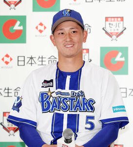 ｢日本生命セ･パ交流戦｣　記者会見に臨むDeNA松尾汐恩(撮影･鈴木正人)