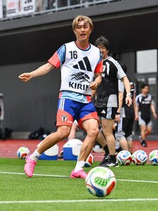 日本代表練習　ミニゲームで調整する小川航基(撮影･滝沢徹郎)　