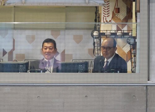 巨人対阪神の試合の解説を務める原辰徳氏(左)と岡田彰布氏(2026年5月22日撮影)