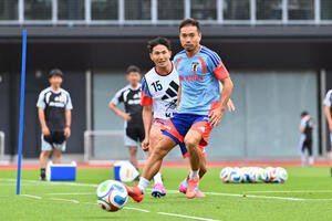ミニゲームで調整する長友佑都(右)ら(撮影･滝沢徹郎)　