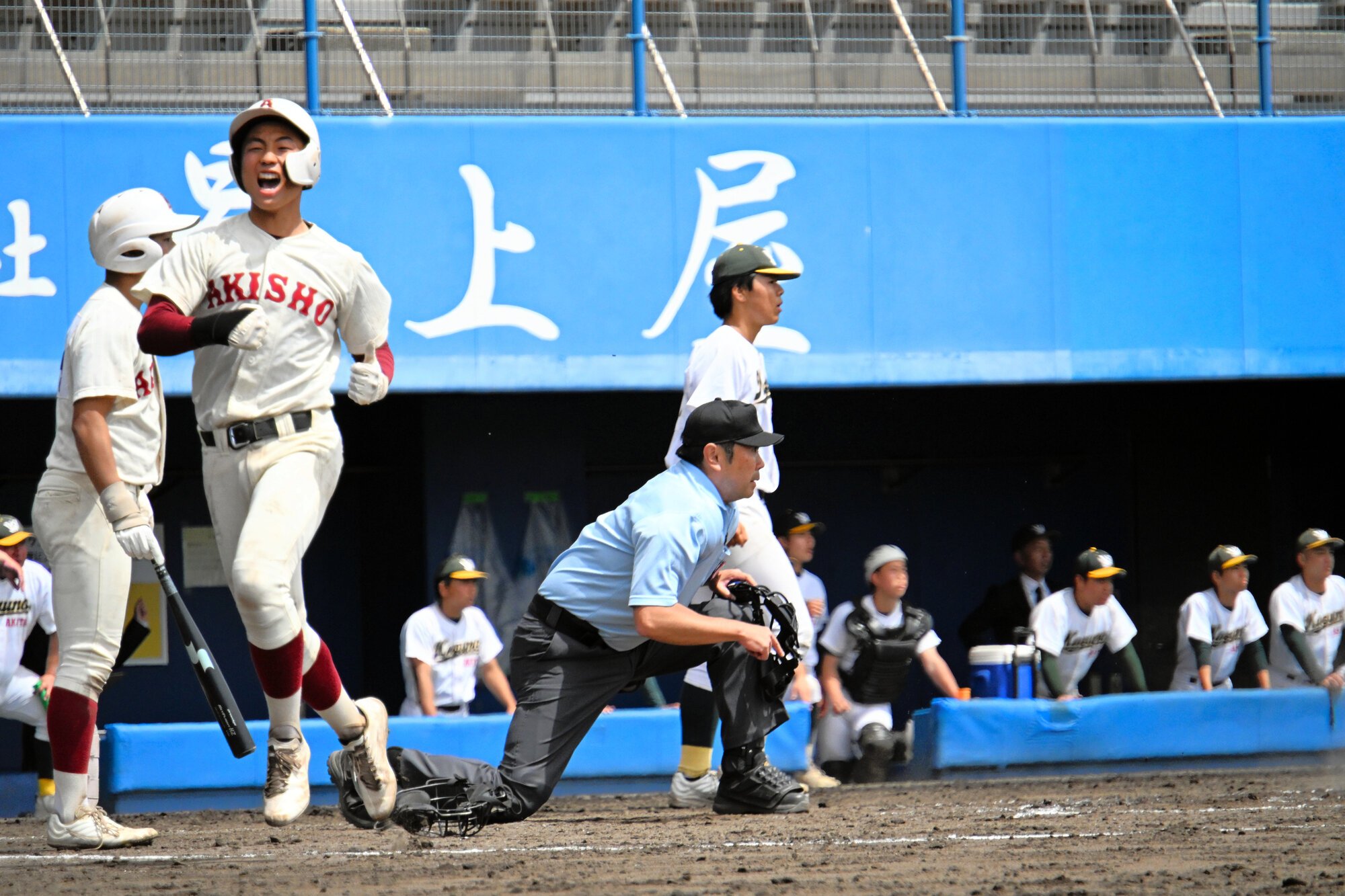 秋田商は六回、夏井の右安打などで平川が生還して勝ち越した=2026年5月25日、こまち、横山翼撮影