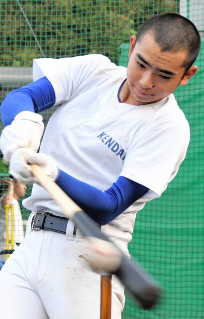 打撃練習をする健大高崎の石田雄星＝2026年5月12日午後6時8分、健大高崎グラウンド、山口史朗撮影