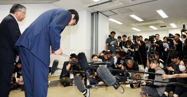 昨夏の全国選手権大会への出場辞退を表明し、頭を下げる広陵の堀正和校長(右)＝2025年8月10日、兵庫県西宮市内