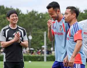 合宿初日、笑顔を見せる吉田(右から2人目)と長友(右)。左は森保監督＝内田光撮影
