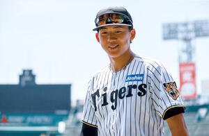 甲子園球場でリラックスした表情を見せる阪神立石正広(撮影･上山淳一)