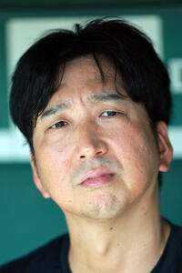 甲子園球場で報道陣の質問を聞く阪神藤川球児監督(撮影･上山淳一)