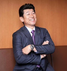 インタビューに応じる三浦大輔氏(撮影･小島史椰)