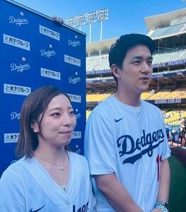 始球式前に取材に応じた三浦璃来さん(左)、木原龍一さん組