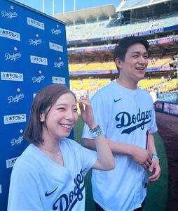 始球式前に取材に応じた三浦璃来さん(左)、木原龍一さん