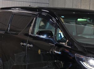 釈放され警視庁渋谷署前を出る巨人阿部慎之助監督(撮影･藤尾明華)