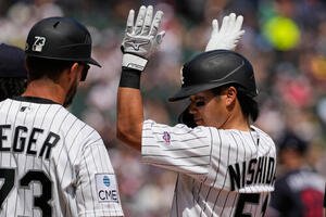 4回、メジャー初安打を放ち喜ぶホワイトソックス西田陸浮(AP)