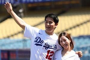 ドジャースーロッキーズ戦の始球式のためドジャースタジアムを訪れた木原龍一さんと三浦璃来さん(AP)