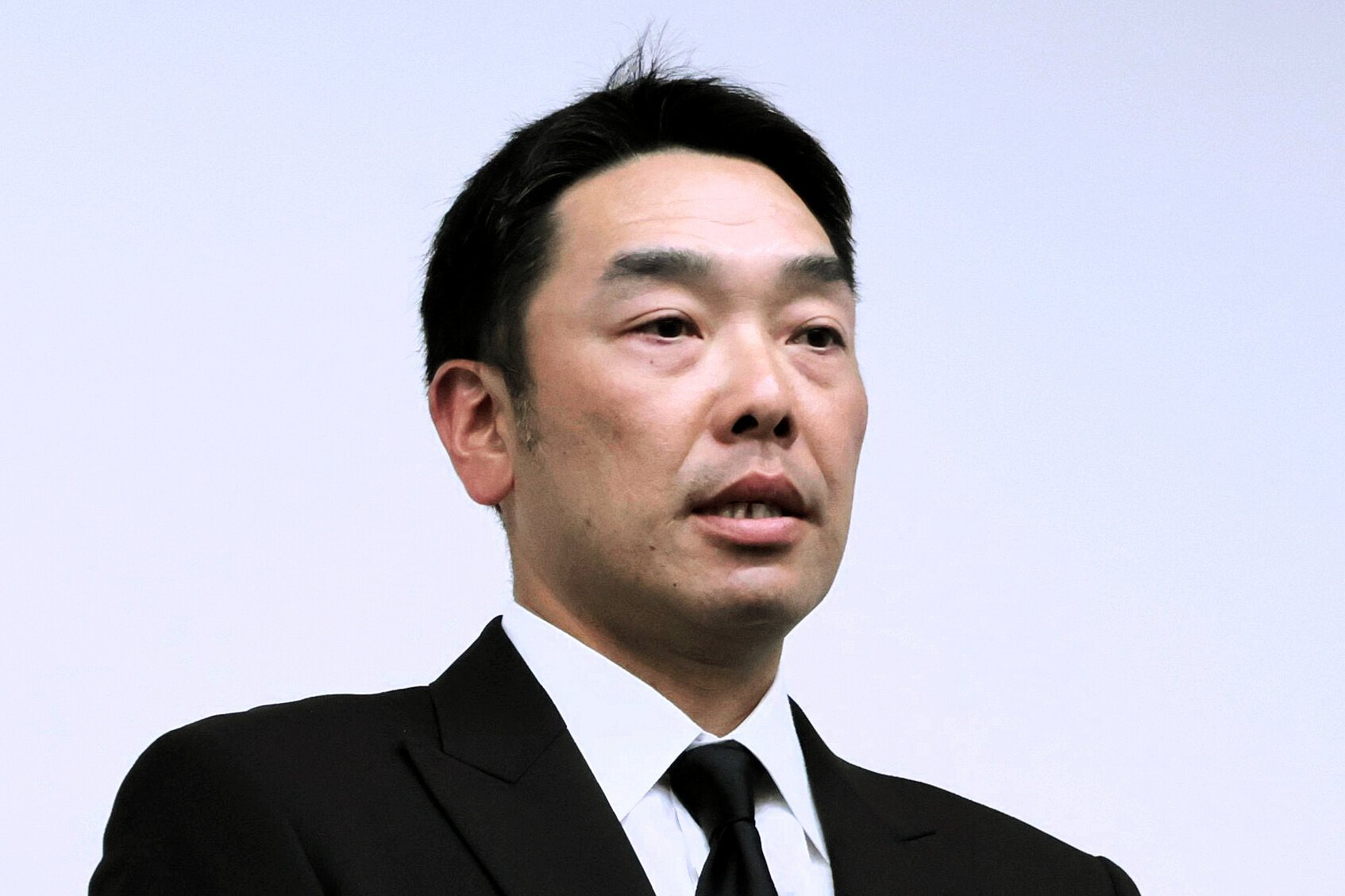 会見で謝罪する巨人の阿部慎之助監督=5月26日、東京都内