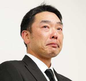 会見で大粒の涙を流す巨人阿部慎之助監督(撮影･鈴木みどり)＝2026年5月26日