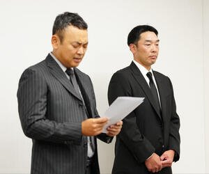 会見で、代理人弁護士が代読する長女からの手紙を聞く巨人阿部慎之助監督(右)(撮影･鈴木みどり)＝2026年5月26日