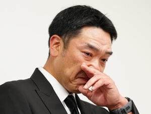 会見で大粒の涙を流す巨人阿部慎之助監督(撮影･鈴木みどり