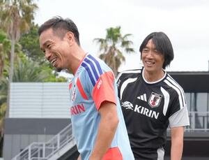 日本代表練習　練習中、笑顔を見せる長友佑都(左)と中村俊輔コーチ(撮影･足立雅史)