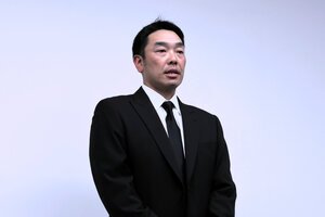 会見で謝罪する巨人の阿部慎之助監督=5月26日、東京都内