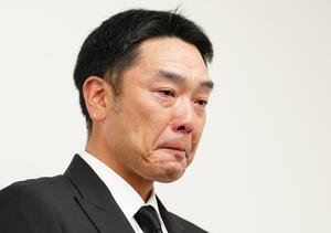 会見で大粒の涙を流す巨人阿部慎之助監督(撮影･鈴木みどり)