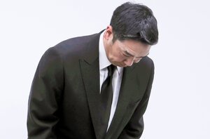 記者会見で頭を下げる巨人の阿部慎之助監督=東京都内