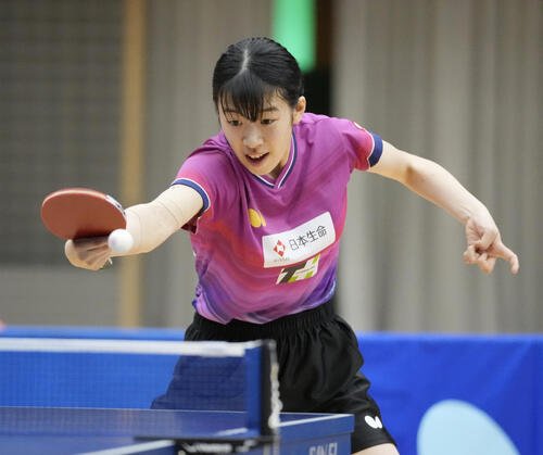 卓球アジア選手権代表選考会第1日　女子シングルス　面手凛対面田采巳　第3セット、打ち返す面手凛(撮影･小島史椰)＝2026年5月26日