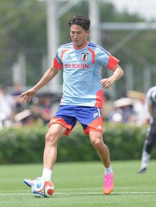 日本代表練習　ボールを追う渡辺剛(撮影･足立雅史)