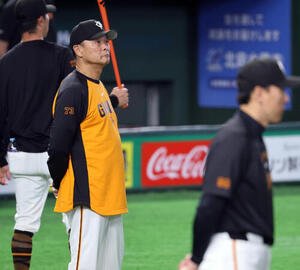 巨人対ソフトバンク　練習をみつめる巨人橋上秀樹監督代行(撮影･野上伸悟)＝2026年5月26日