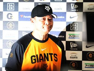 巨人対ソフトバンク　阿部慎之助監督の辞任を受け、試合前に会見する巨人橋上秀樹監督代行(撮影･野上伸悟)
