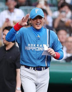阪神対日本ハム　試合前、メンバー表交換に向かう日本ハム新庄剛志監督(撮影･前田充)
