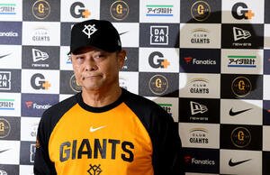 巨人対ソフトバンク　阿部慎之助監督の辞任を受け、試合前に会見する巨人橋上秀樹監督代行(撮影･野上伸悟)