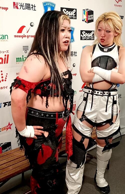 前哨戦に勝利して気勢を上げた鈴季すず(左)と鉄アキラ