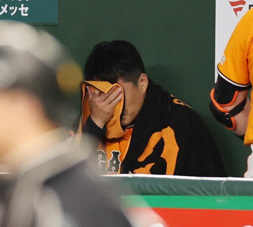 巨人対ソフトバンク　4回表を投げ終えベンチで汗をふく巨人先発の則本昂大(撮影･野上伸悟)