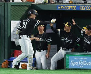 巨人対ソフトバンク　3回表ソフトバンク1死、先制ソロ本塁打を放ち小久保裕紀監督(右)とタッチを交わす正木智也(撮影･増田悦実)＝2026年5月26日
