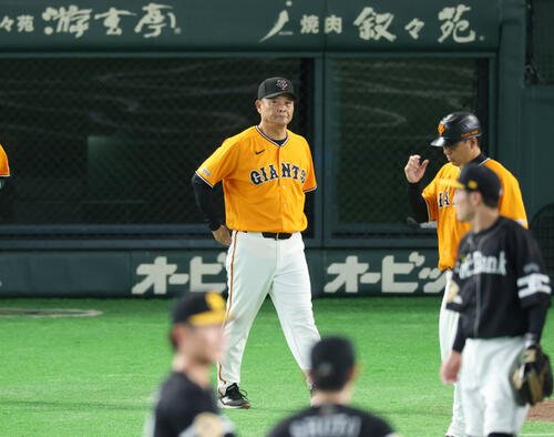 巨人対ソフトバンク　ソフトバンクに敗れあいさつにでる巨人橋上秀樹監督代行(撮影･増田悦実)